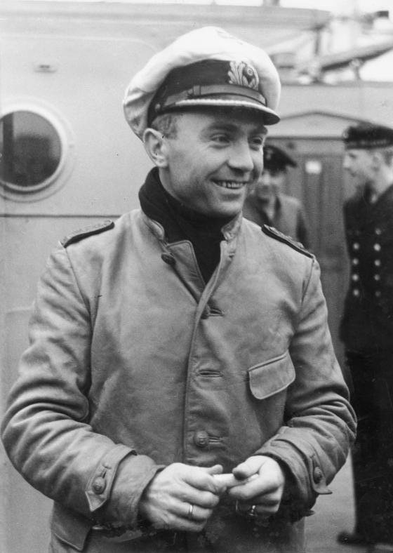 Günther Prien kapitány, aki a Scapa Flow-nál végrehajtott támadásért a Vaskereszt kitüntetésben részesült