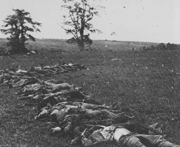 Halott katonák hevernek a földön az antietami csata után