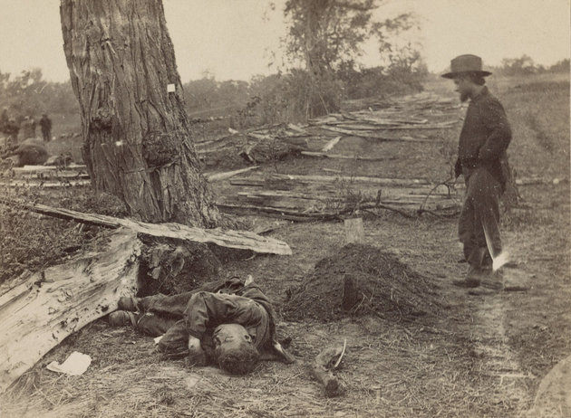 Az uniós sereg katonájának sírja mellett egy konföderációs katona fekszik az antietami csata után