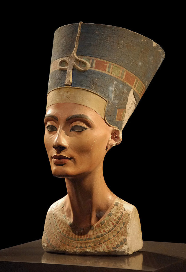 Nofertiti királyné gipszből és mészkőből készült mellszobra (i. e. 1340 k.)