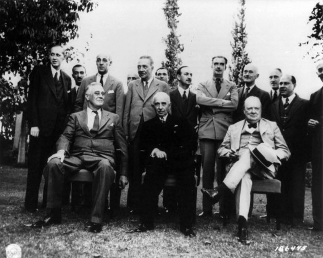Franklin Roosevelt, Ismet Inönü és Winston Churchill a második kairói konferencián, 1943. december 4. és 6. között. Miután balkáni álmait Sztálin és Roosevelt szertefoszlatta, Churchill egyszerre véget vetett a Törökországnak való „udvarlásnak”.