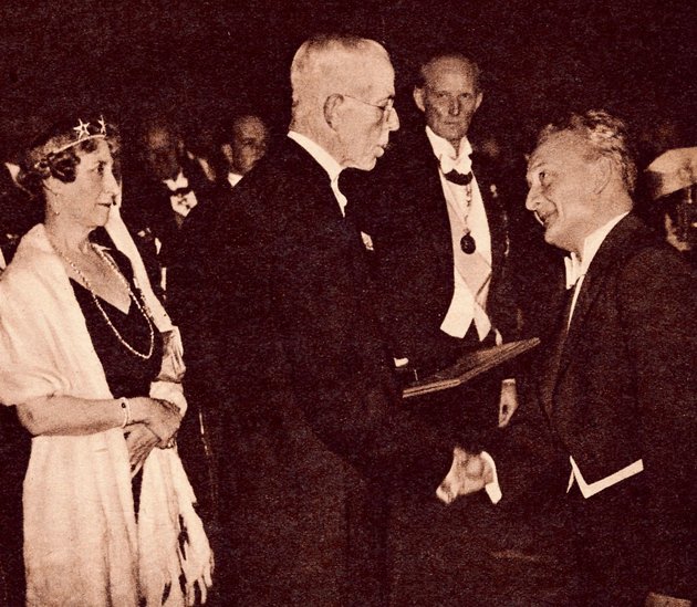 A Nobel-díj átadása (a Pesti Napló képes melléklete 1937. december 19-éről)