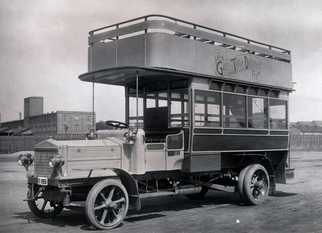 Ganz-Büssig emeletes autóbusz a Könyves Kálmán körúton, 1916 (kép forrása: Fortepan / Villányi György)