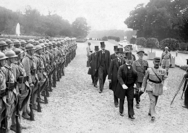 1920. június 4.: a magyar küldöttség érkezik a Trianon-kastélyba