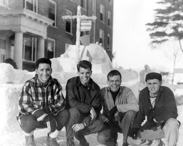Az ifjú Kennedy (balról a második) 1944–1945 telén