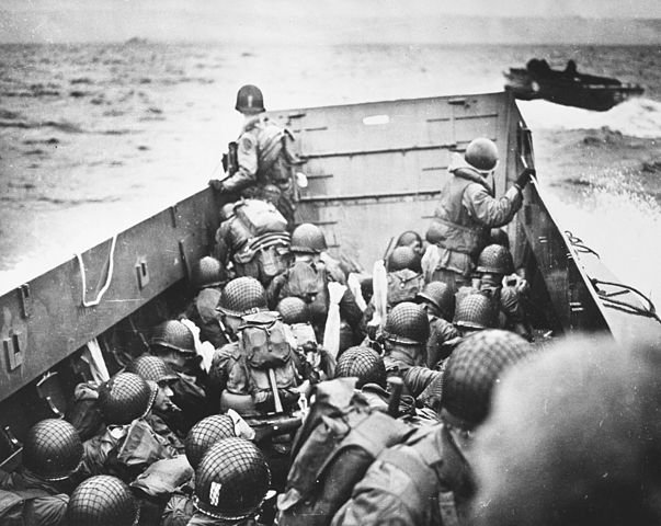 Amerikai katonák az Omaha partszakasz felé tartó partraszálló hajóban