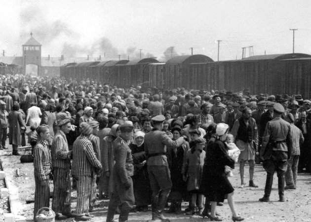 Magyar foglyok „szelektálása” a hírhedt vasúti rámpán, 1944. május/június.