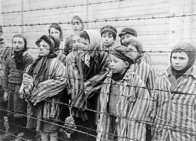 Mengele kísérleteihez életben tartott ikerpárok az auschwitzi haláltábor felszabadításának napján, 1945. január 27.