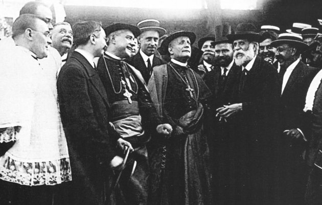 1915-ös idegenvezetés a Sagrada Famíliában