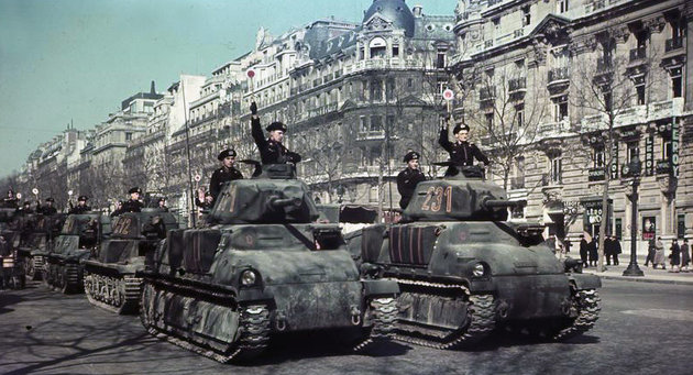 Francia harckocsikkal felvonuló német katonák Párizsban (kép forrása: Bundesarchiv, N 1576 Bild-007 / Herrmann, Ernst / CC-BY-SA 3.0)