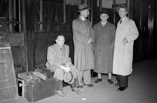 Carl Eisenmann, Mersch, Trabat és Stocklin német tudósok megérkezésük pillanatában a londoni pályaudvaron 1946. május 23-án