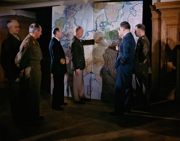 Dwight D. Eisenhower tábornok magas rangú tisztekkel böngészi Európa térképét 1944 februárjában
