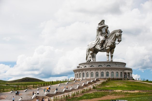 Dzsingisz kán hatalmas, rozsdamentes acélból készült szobra a mongol fővárostól, Ulánbátortól 54 kilométerre áll