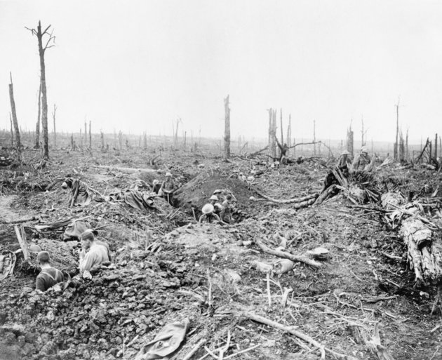 Árkot ásó katonák a csatamezőn