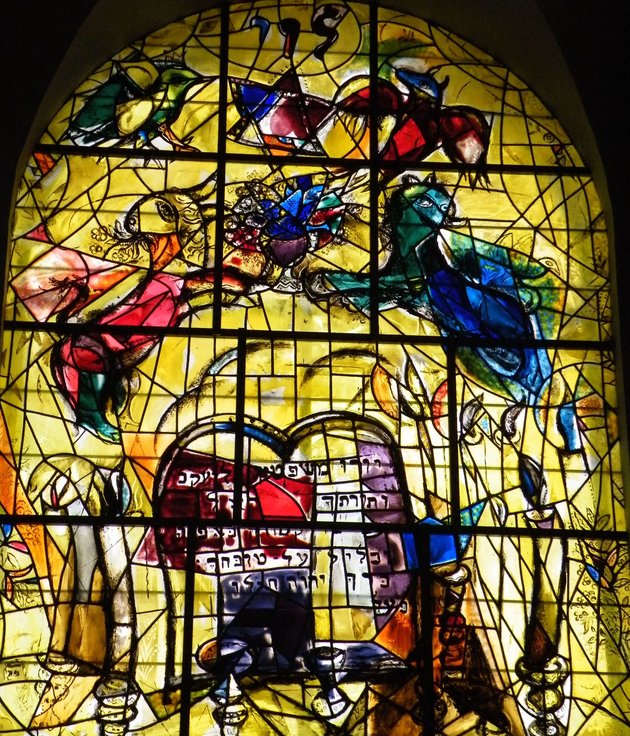 Színes üvegablak Jeruzsálemben – szintén Chagall alkotása (kép forrása: Wikipédia / Marc Chagall / CC BY-SA 3.0)