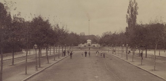 Az Andrássy út városligeti végét az 1890-es évek elején még az Ybl-féle Gloriette zárta le (Klösz György felvétele, Fortepan / Budapest Főváros Levéltára. Levéltári jelzet: HU.BFL.XV.19.d.1.07.140)