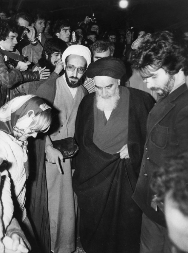 Khomeini ajatollah elhagyja száműzetésbeli lakhelyét, a franciaországi Neauphle-le-Château-t, hogy hazatérjen Iránba, 1979.