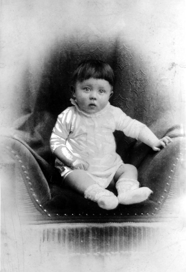 A csecsemő Adolf Hitler