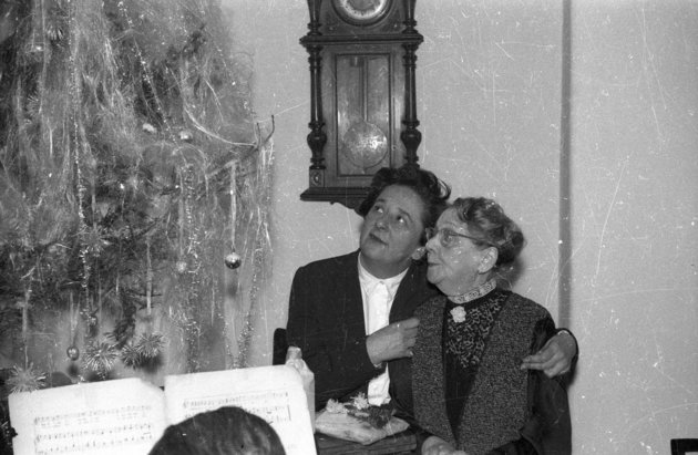 Gobbi Hilda és Kende Paula színművésznők az Ódry Árpád Színészotthonban, 1957 (kép forrása: Fortepan / FSZEK Budapest Gyűjtemény / Sándor György)