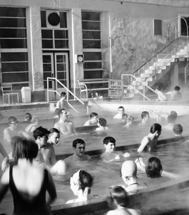 Gyógyfürdőző fiatalok, 1969 (kép forrása: Fortepan)