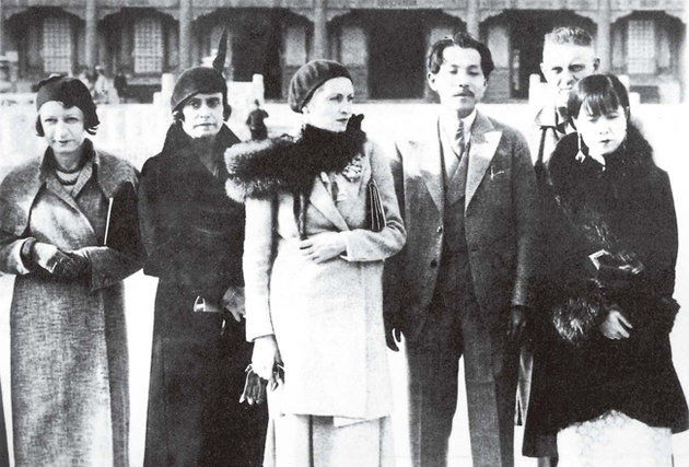 Edda Mussolini (középen) ausztrál diplomaták gyűrűjében