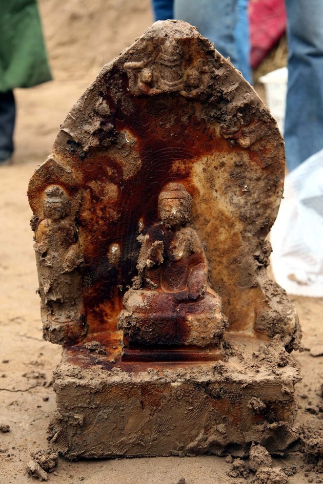 Az egyik legkiemelkedőbb szobor a gyűjteményből: egy lótusz alakú háttér előtt lótuszülésben elhelyezkedő Buddha szobra