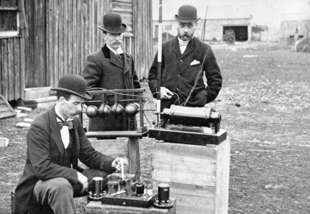 Marconi távírójának 1897-es vizsgálata (kép forrása: Wikipédia/ Cardiff Council Flat Holm Project/ CC BY 3.0)