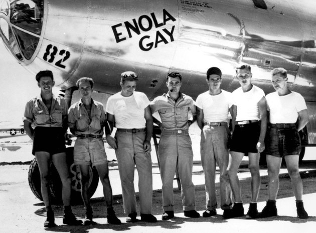 Az Enola Gay és legénysége (a kép közepén Paul Tibbets)
