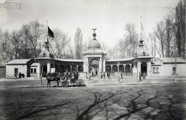 A régi főkapu valamikor 1890 után (kép forrása: Fortepan / Budapest Főváros Levéltára. Levéltári jelzet: HU.BFL.XV.19.d.1.07.107)