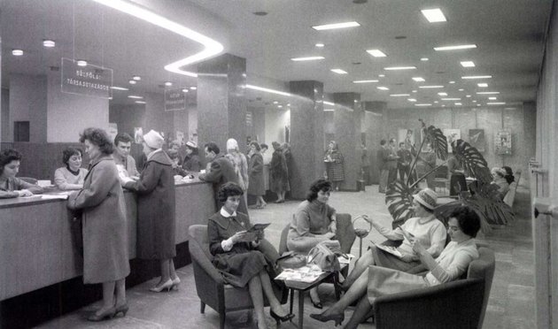 Egy IBUSZ-iroda az 1970-es években – ekkor már az utazni vágyók valóságos áradatát kellett kiszolgálnia a vállalat dolgozóinak (kép forrása: MTI)