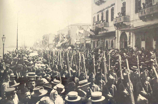 Görög csapatok masíroznak a nyugat-törökországi Szmirna (Izmir) utcáin 1919 májusában