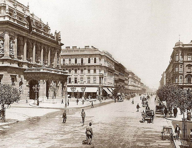 Az Andrássy út 1896-ban (balra az Operaház)
