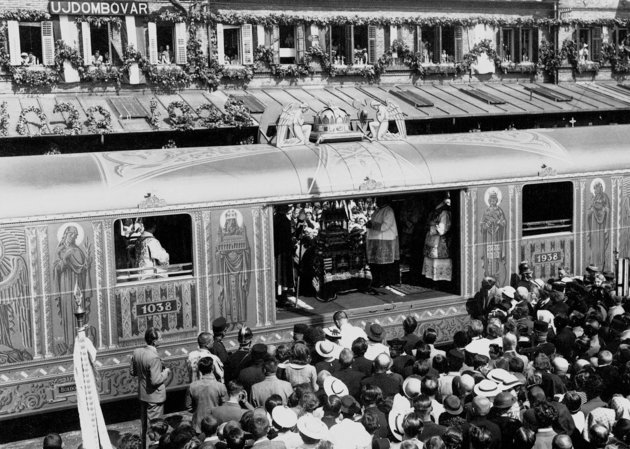 Az 1938-as Szent István-év alkalmából a Szent Jobb bejárta az országot, a képen az újdombóvári vasútállomáson látható (forrás: Fortepan / Erky-Nagy Tibor)