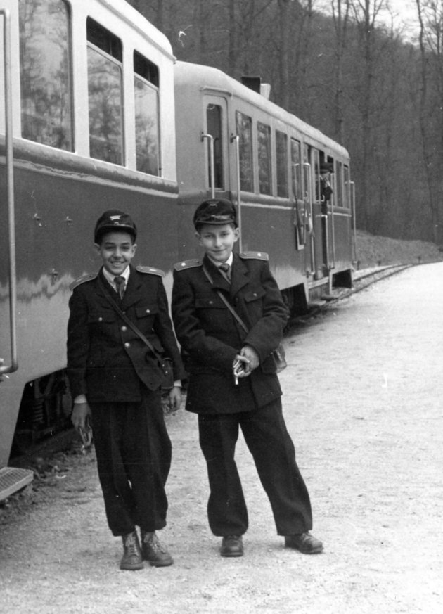 Két lelkes ifjú vasutas 1963-ból (kép forrása: Fortepan / A R)