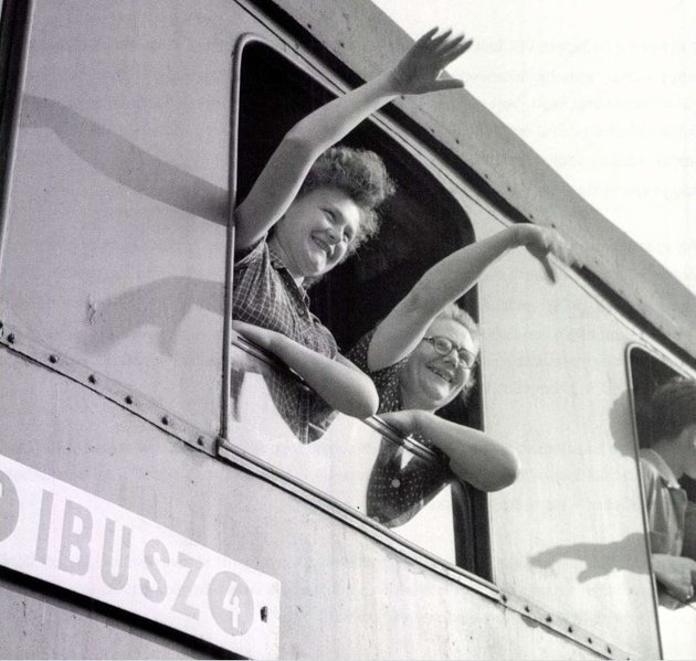 Könnyes búcsú az IBUSZ-vonatról az 1950-es években (kép forrása: MTI)