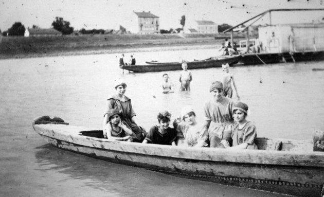 Szeged, partfürdő, háttérben a Felső-Tiszapart, 1911 (Fortepan / Fortepan)