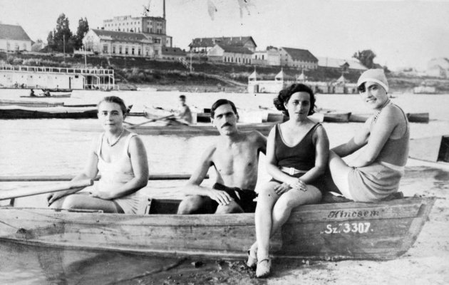 Szegedi partfürdő, háttérben a Felső-Tiszapart, a PICK szalámigyárral, 1938 (Fortepan / Négyesi Pál)
