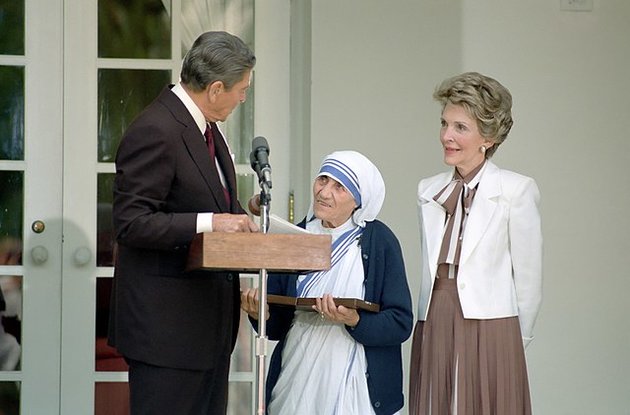 Ronald és Nancy Reagan adja át Teréz anyának az Elnöki Szabadság-érdemrendet (1985)
