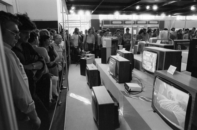 Magyarországon 1969-ben sugározták az első színes TV-adást. Televízió készülékek a Budapesti Nemzetközi Vásáron 1983-ban (Fortepan / Szalay Zoltán)