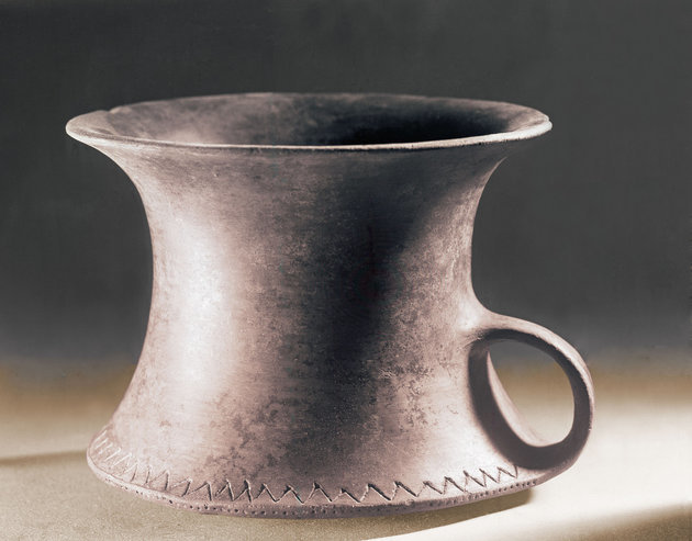 Finoman megmunkált műtárgy az Únětice-kultúrától: egy Kr. e. 2500 körülire datált ivókupa, amelyet Csehországban találtak.