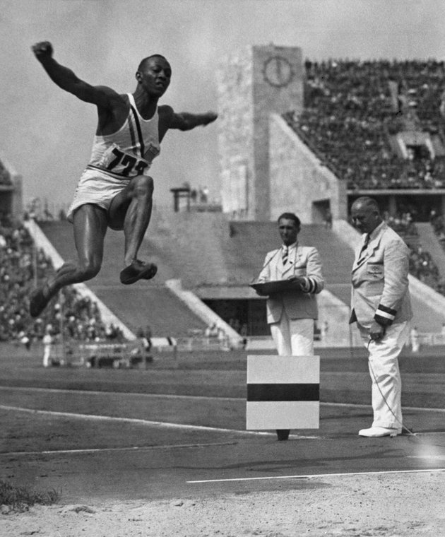 A levegőben is Jesse Owens volt az úr, ő ugrotta át először a 8 méteres álomhatárt