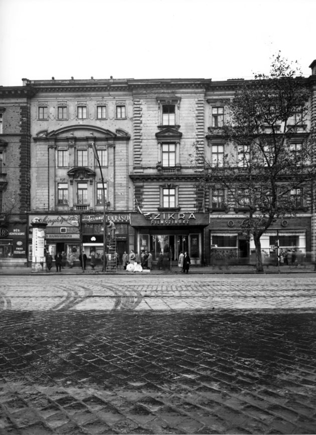 Az egykori Szikra Mozi, ahol Puskás pénze rossz kezekbe került (kép forrása: Fortepan / Budapest Főváros Levéltára / Városrendezési és Építészeti Osztályának fényképei)