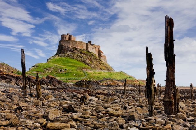 A lindisfarne-i kastély. A szigetet ért 793-as támadás egy új kor kezdetét jelezte