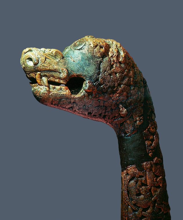 A viking hosszúhajók orrát ehhez hasonló sárkány- és állatfejek díszítették