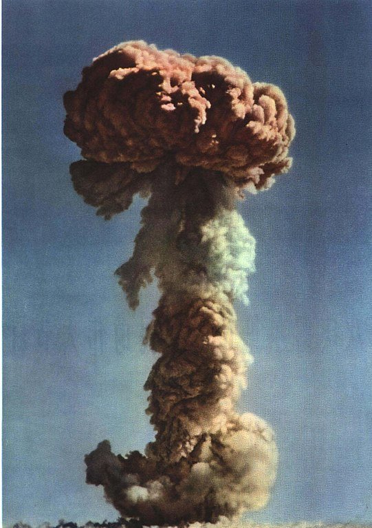 Az első kínai atomrobbantás gombafelhője