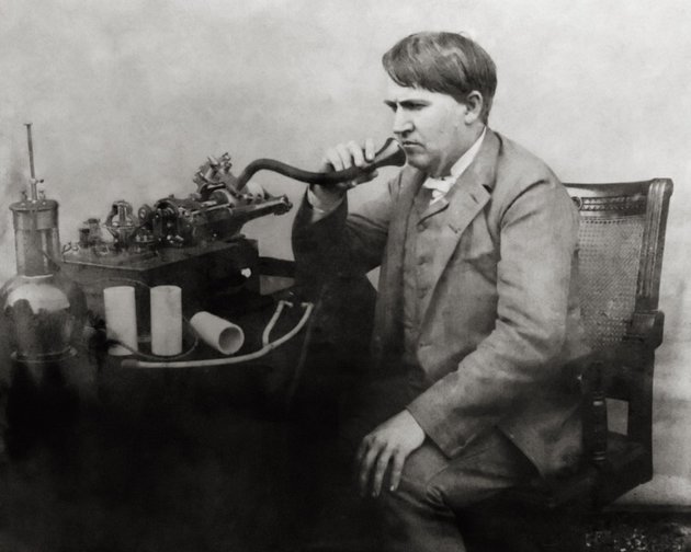 Edison a fonográfon rögzíti hangját