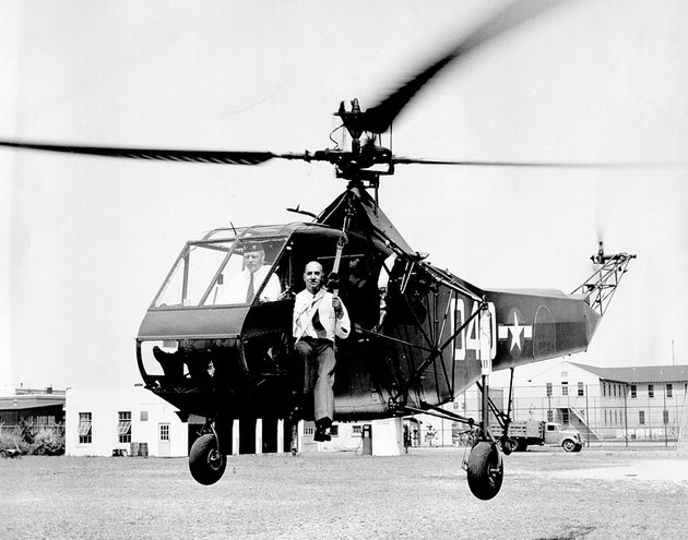 Sikorsky (j) az R–4, az első sorozatgyártásba került helikopter fedélzetén