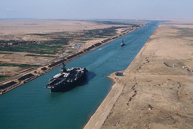 Forgalmas nap a Szuezi-csatornán