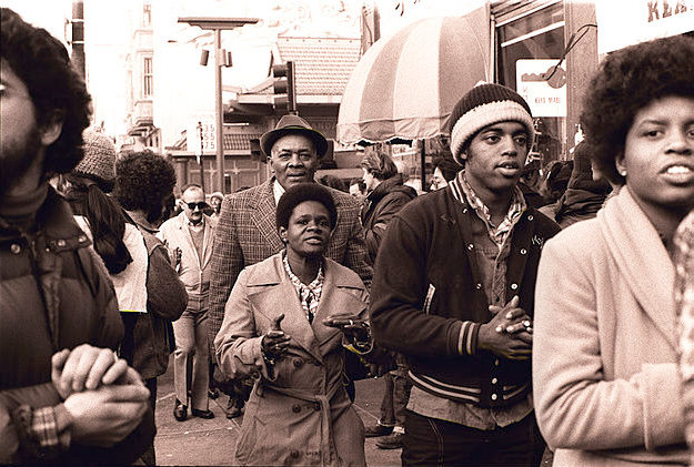 A Népek Templomának tagjai egy kilakoltatások elleni tiltakozáson San Franciscóban (1977) (Wikipedia / Nancy Wong / CC BY-SA 4.0)