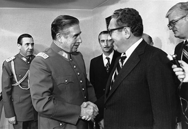 Augusto Pinochet és Henry Kissinger találkozója 1976-ban (Ministerio de Relaciones Exteriores de Chile / CC BY 2.0 CL)